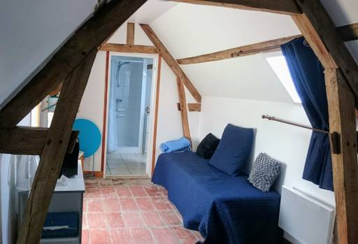 chambre bleue, &agrave; l'&eacute;tage