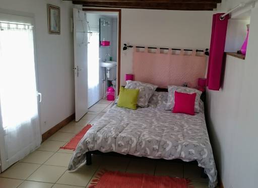 chambre rose, rez de chauss&eacute;e