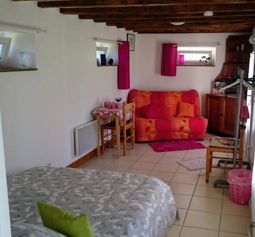 chambre rose, rez de chauss&eacute;e